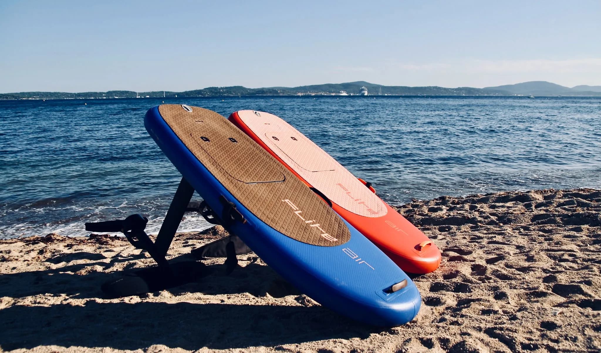 Planche eFoil sur la plage