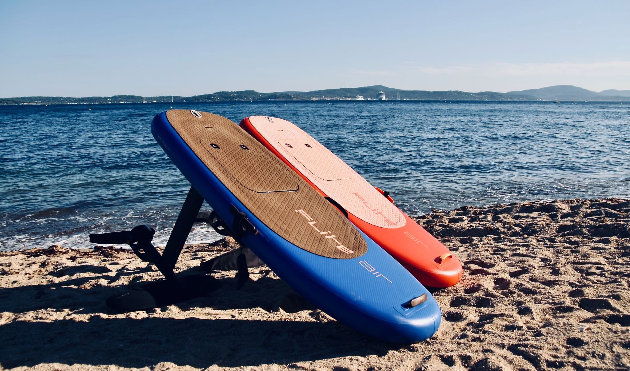 Planche eFoil sur la plage
